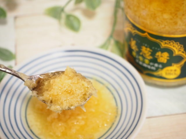 業務スーパー葱生姜 小皿に移してスプーンですくってみた