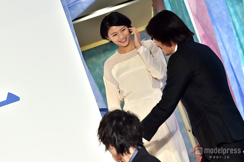豊川悦司からエスコートされる榮倉奈々