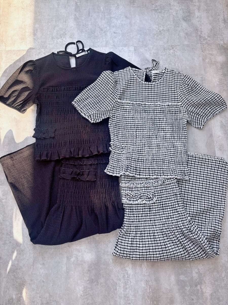 黒とチェック柄のシャーリングセットアップを平置き