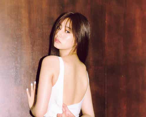 新木優子、美背中大胆披露 色気漂うY2Kスタイル
