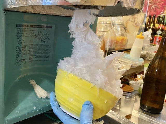 えびすの氷を削っているところ