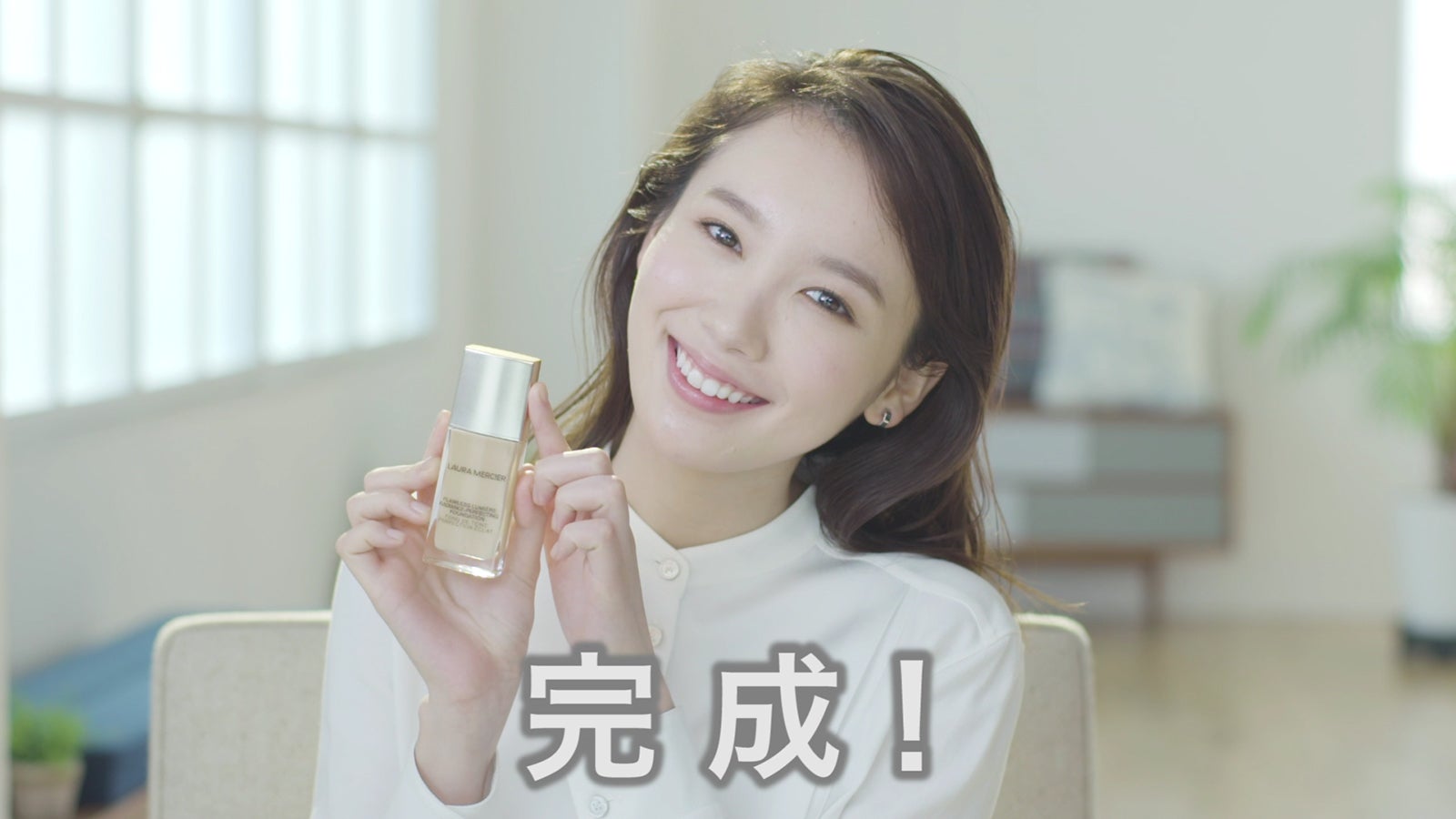 飯豊まりえ／メイク紹介動画より（提供写真）