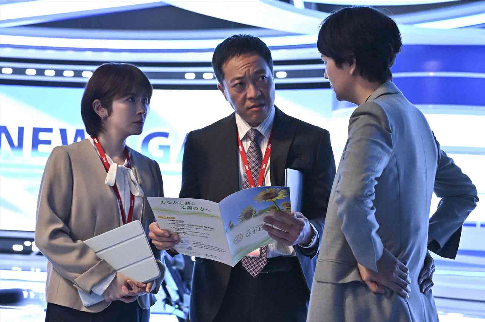 宮澤エマ、音尾琢真、菊池亜希子「キャスター」第6話（C）TBS