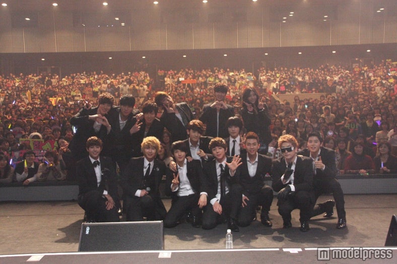 「第63回　さっぽろ雪まつり　K-POP　FESTIVAL2012」出演者集合写真（上段CODE-V、G.NA、中段・下段ZE:A）／(C)NPO法人日韓文化交流会