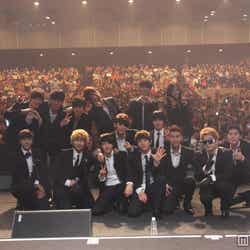 「第63回 さっぽろ雪まつり K-POP FESTIVAL2012」出演者集合写真(上段CODE-V、G.NA、中段・下段ZE:A)/(C)NPO法人日韓文化交流会