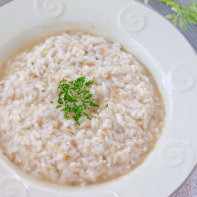 カルディ_一膳リゾットきのこクリームにパセリを振りかけた