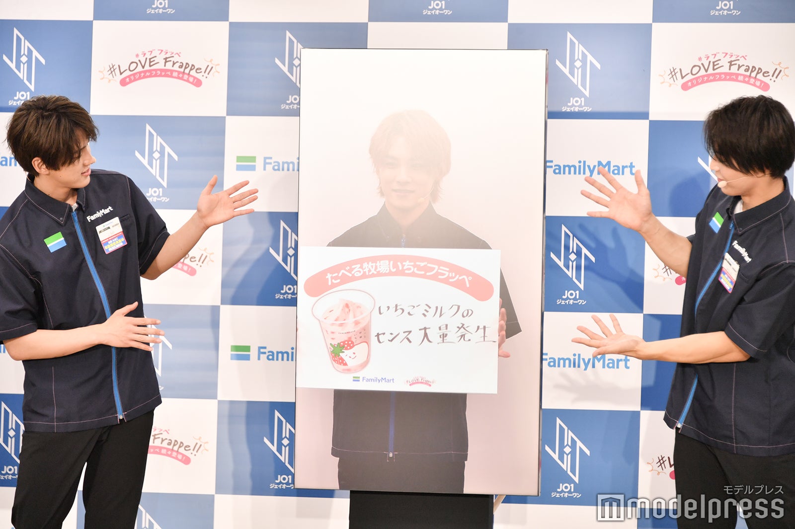 川西拓実（中央）のプレゼンを見守る河野純喜、與那城奨（C）モデルプレス