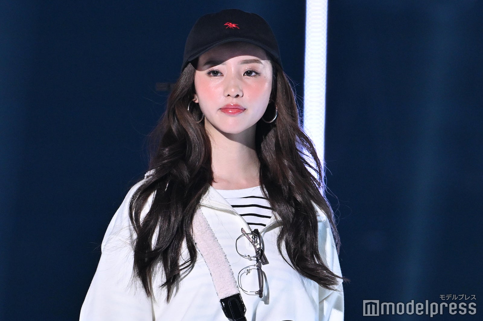 中町綾、美脚際立つトレンドスタイル ボーイッシュ×コーラルメイクが可愛い【TGC 2024 A／W】