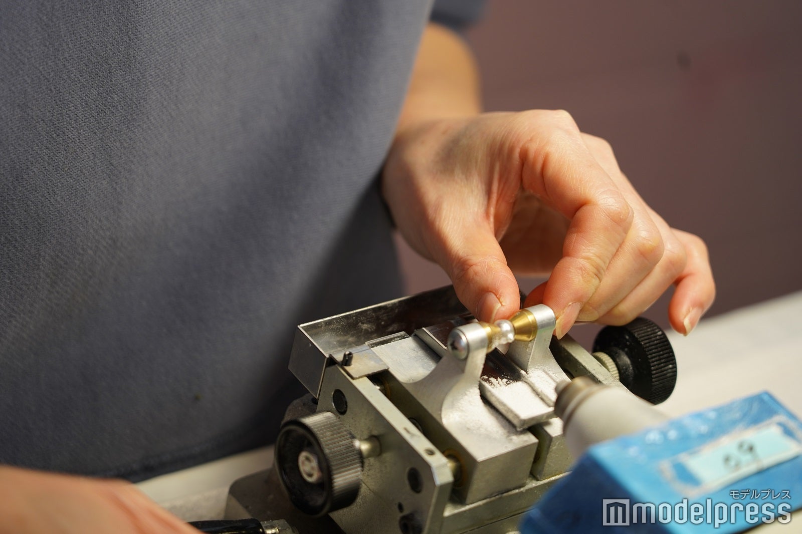 取り出した真珠に穴をあけてもらいます （C）モデルプレス