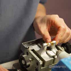 取り出した真珠に穴をあけてもらいます (C)モデルプレス