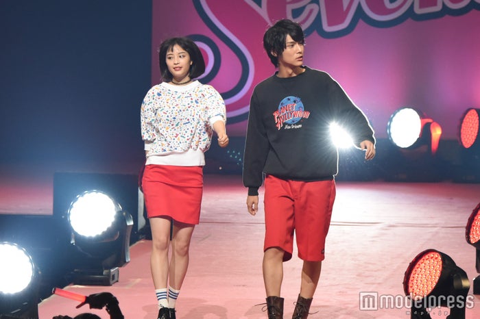 広瀬すず 中川大志 カップルコーデで登場にファン絶叫 Seventeen 夏の学園祭16 モデルプレス 広瀬すず 中川大志 カップルコーデで登場にファン絶叫 Seventeen 夏の学園祭16 モデルプレス