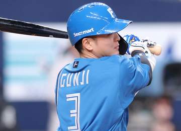 球審ヒヤリ 郡司の折れたバットが頭部直撃 球場騒然、レイエス、日本ハムトレーナーが駆け寄る ヘルメット着用で大事に至らず