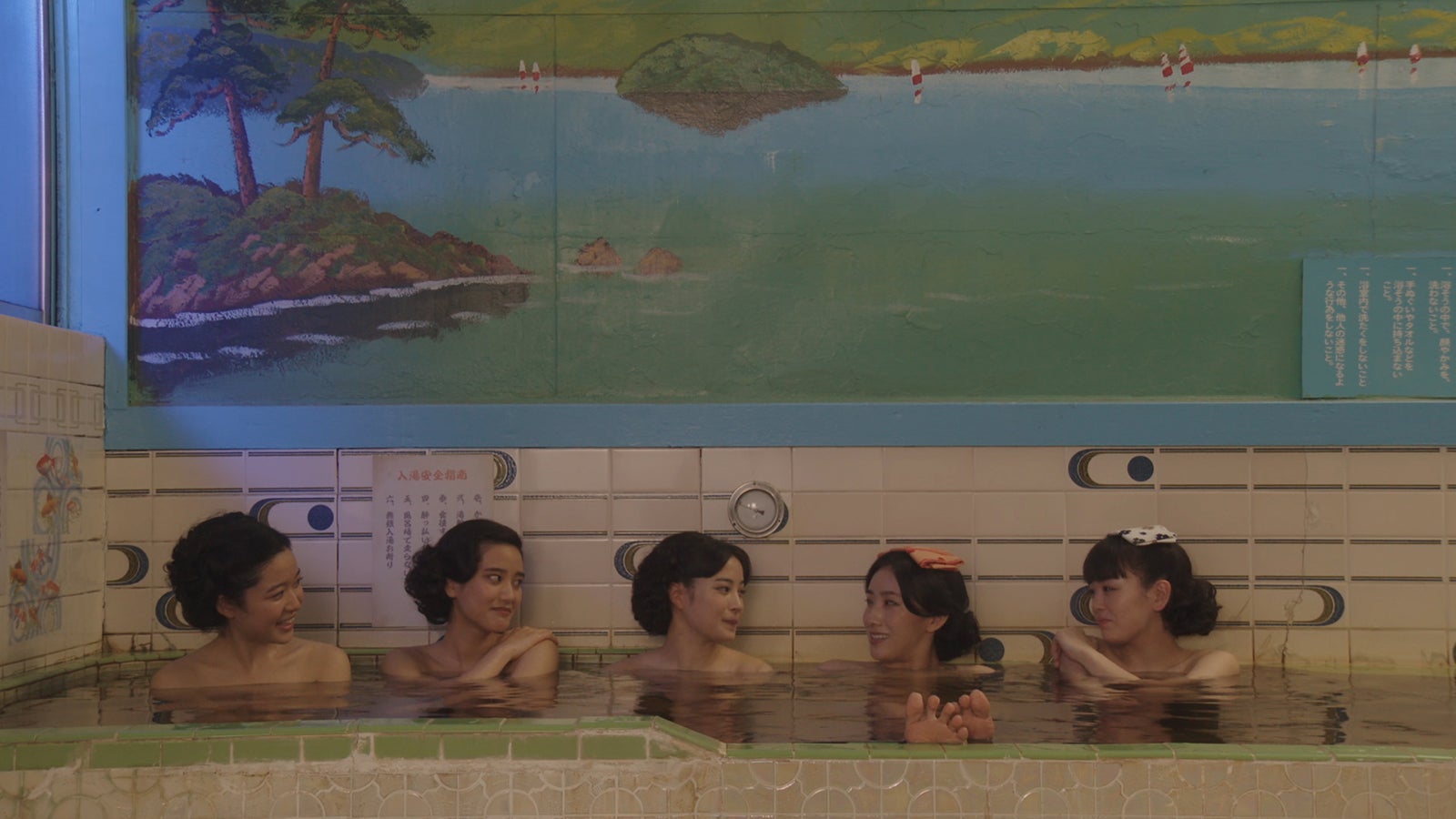 広瀬すず・山崎紘菜ら、銭湯でリラックス エアガール第一期生の仲良しショット公開