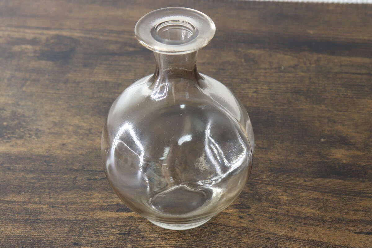 丸みのあるフォルムが特徴的なブラウンカラーのガラスベース