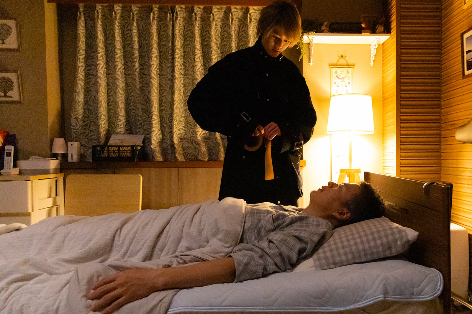 鈴鹿央士、田中哲司「ゆりあ先生の赤い糸」最終話より（C）テレビ朝日