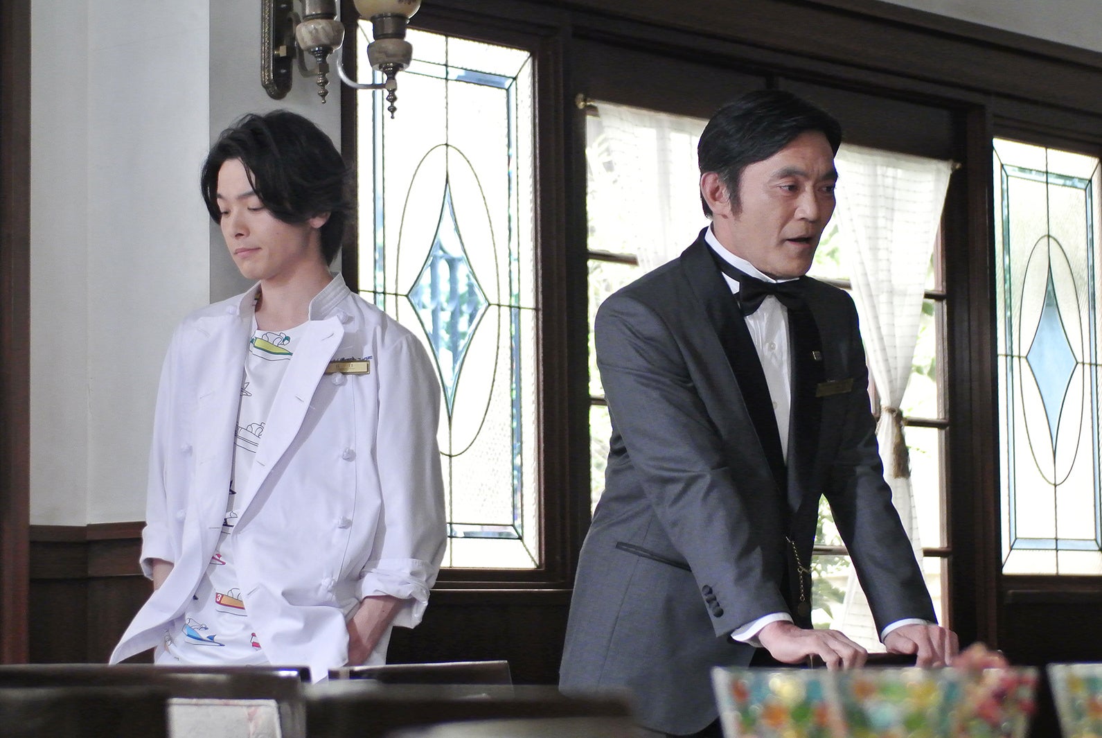 中村倫也、渡辺いっけい／「崖っぷちホテル！」第3話より（C）日本テレビ