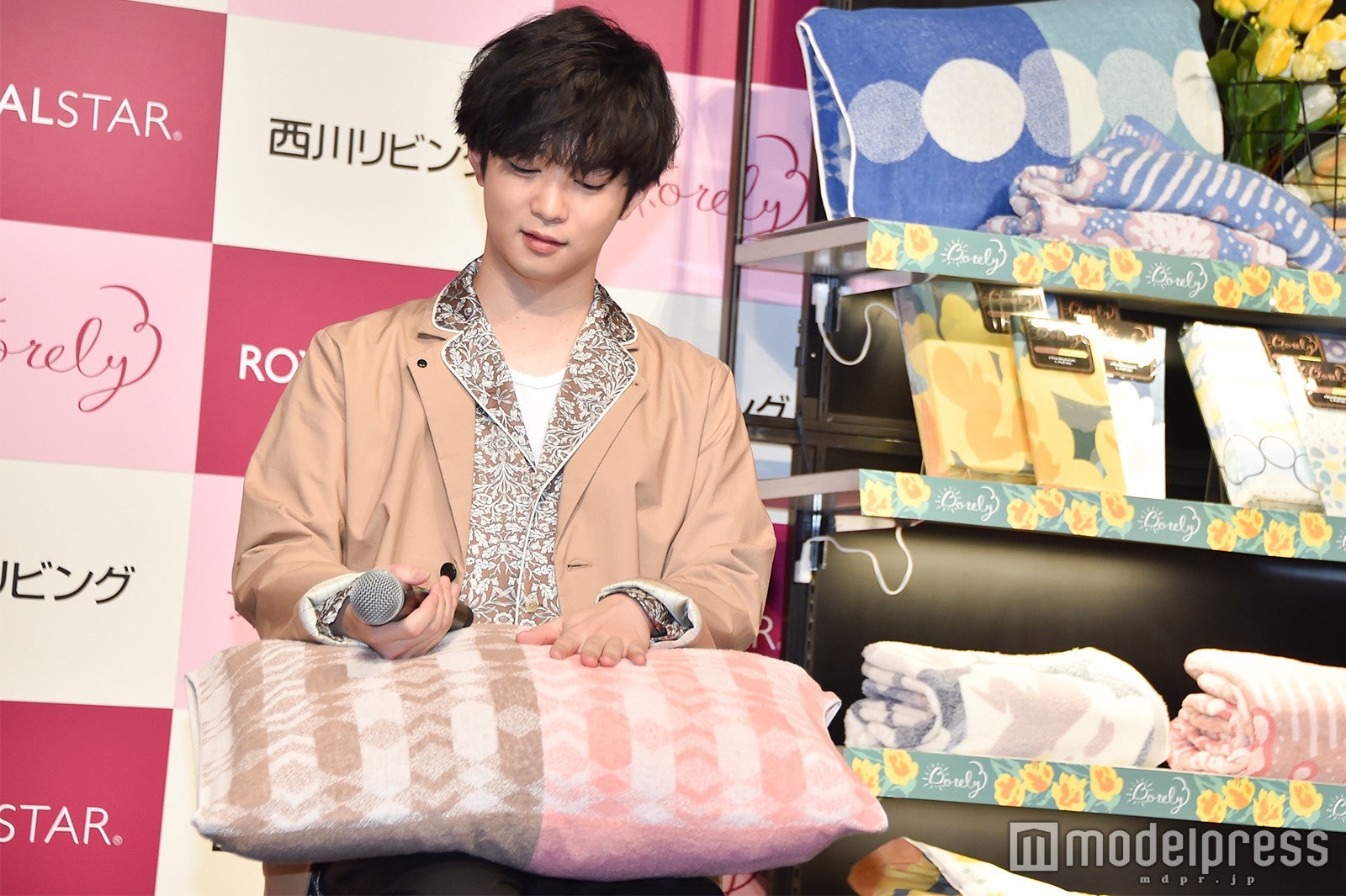 触り心地を確かめる千葉雄大 （C）モデルプレス