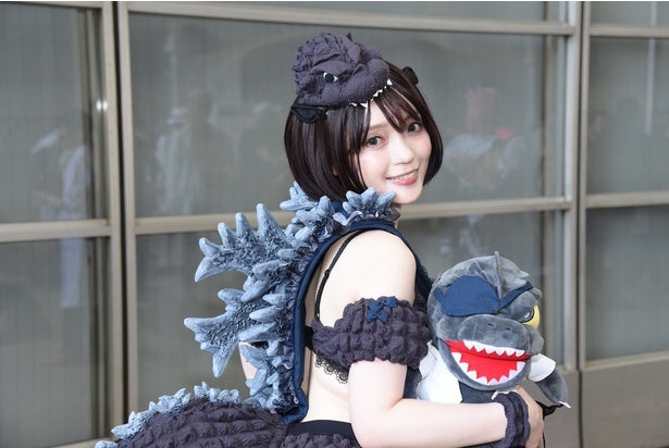 初代ゴジラをビキニ風コスプレで擬人化「背びれのデザイン＆質感も忠実に再現しています」＜ワンフェス2024[夏]＞ - モデルプレス