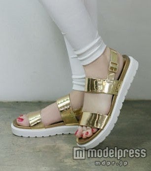 メタリックスポーツサンダル ／画像提供：「OGAGE JAPAN」5,980円（税込）