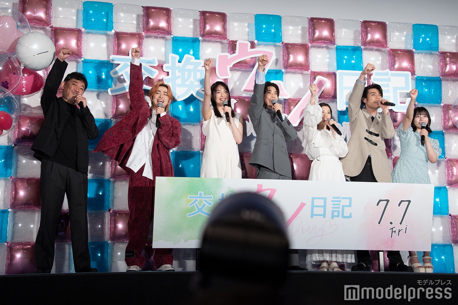 （左から）竹村謙太郎監督、曽田陵介、茅島みずき、高橋文哉、桜田ひより、板垣瑞生、齊藤なぎさ（C）モデルプレス