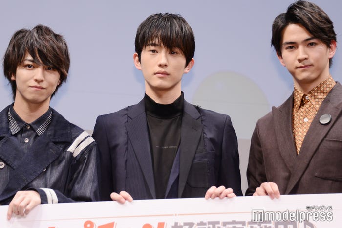 (左から)松尾太陽、杉野遥亮、甲斐翔真 (C)モデルプレス