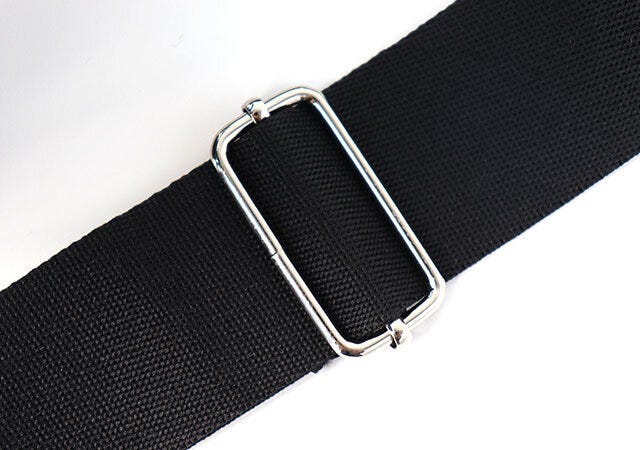 長さ調節ができる付属のショルダーストラップ