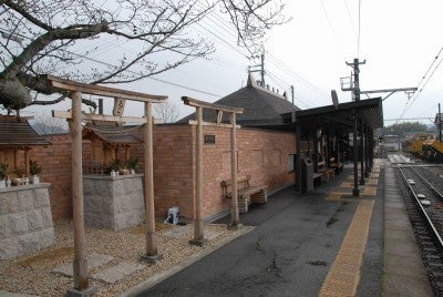 ホームには神社まである貴志川駅