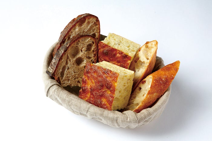 レストランではパンの盛り合わが200円でおかわり自由/画像提供:フォンス