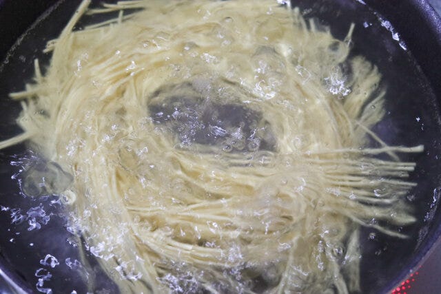 スパゲティーを袋の表示時間通りゆでる。