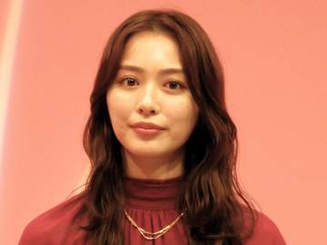 「えっ！家デカw」「実家豪華すぎ」内田理央 実家BBQの後ろに写るお屋敷＆立派なお庭に騒然「立派すぎる…」