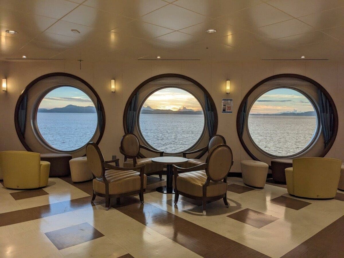 客船にっぽん丸と同じデザイナーが担当。丸窓が旅情を誘う