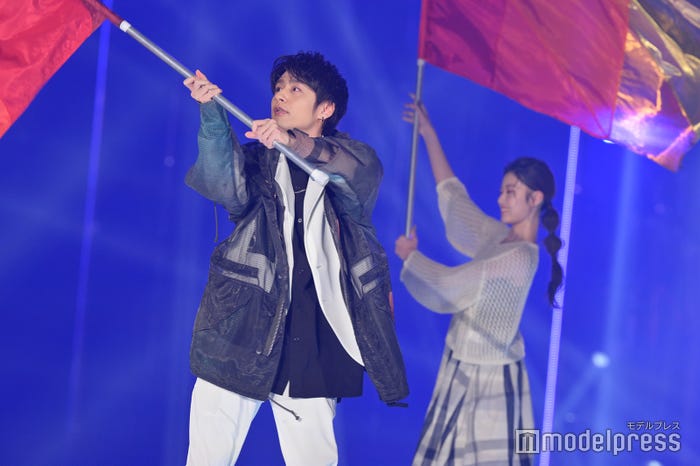 フラッグを一生懸命操る中丸雄一(C)モデルプレス