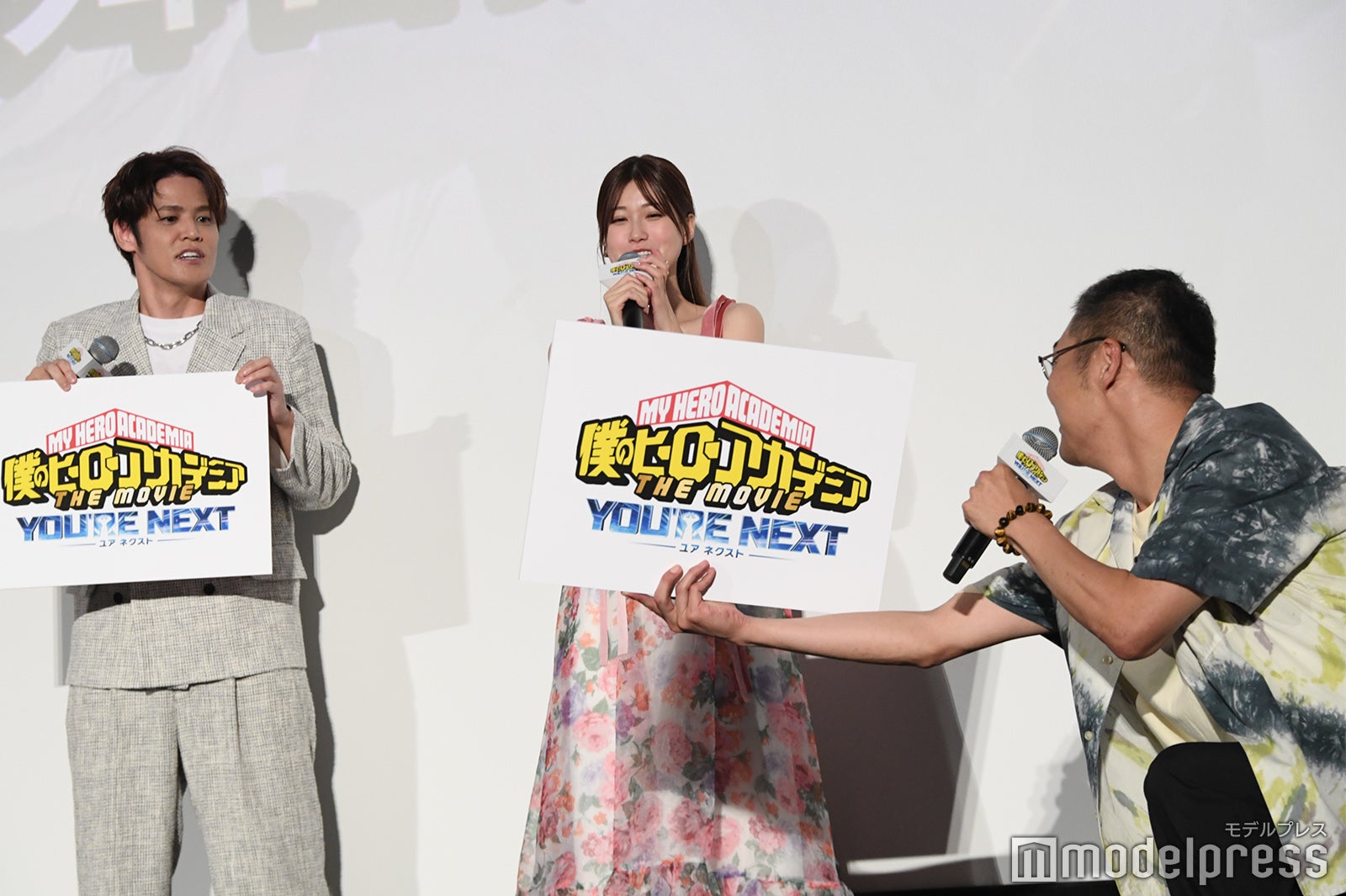 見守る宮野真守、無茶振りセリフを実演する生見愛瑠、カンペ係をする三宅健太（C）モデルプレス