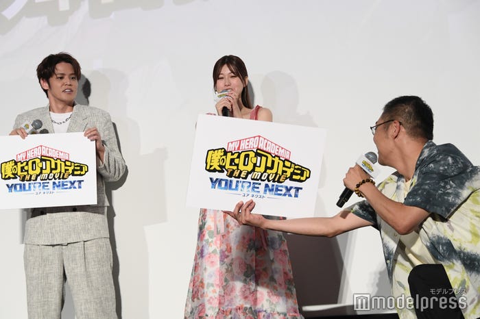 見守る宮野真守、無茶振りセリフを実演する生見愛瑠、カンペ係をする三宅健太(C)モデルプレス