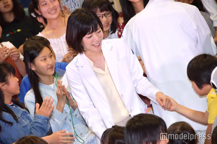 子どもたちと握手する上野樹里 (C)モデルプレス