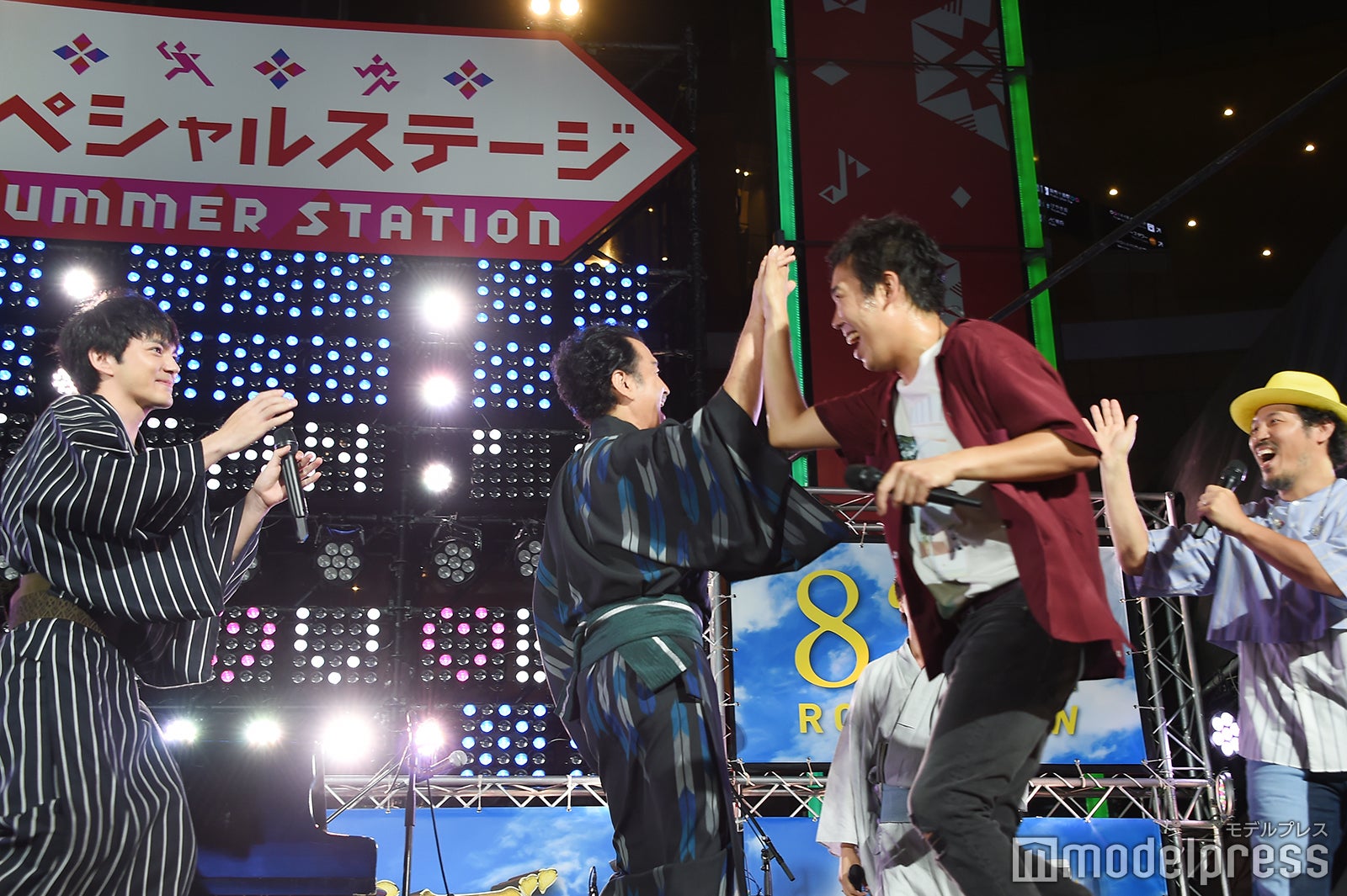 スキマスイッチ、おっさんずラブキャスト陣とハイタッチ （C）モデルプレス