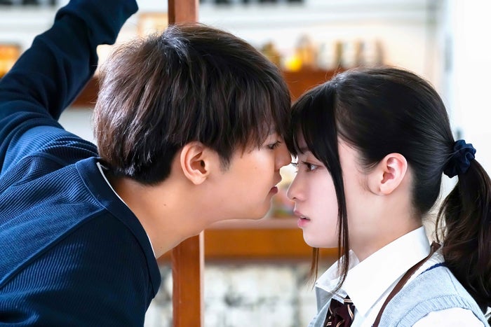 話題の“鼻かじキス”／（C）2019映画『午前0時、キスしに来てよ』製作委員会