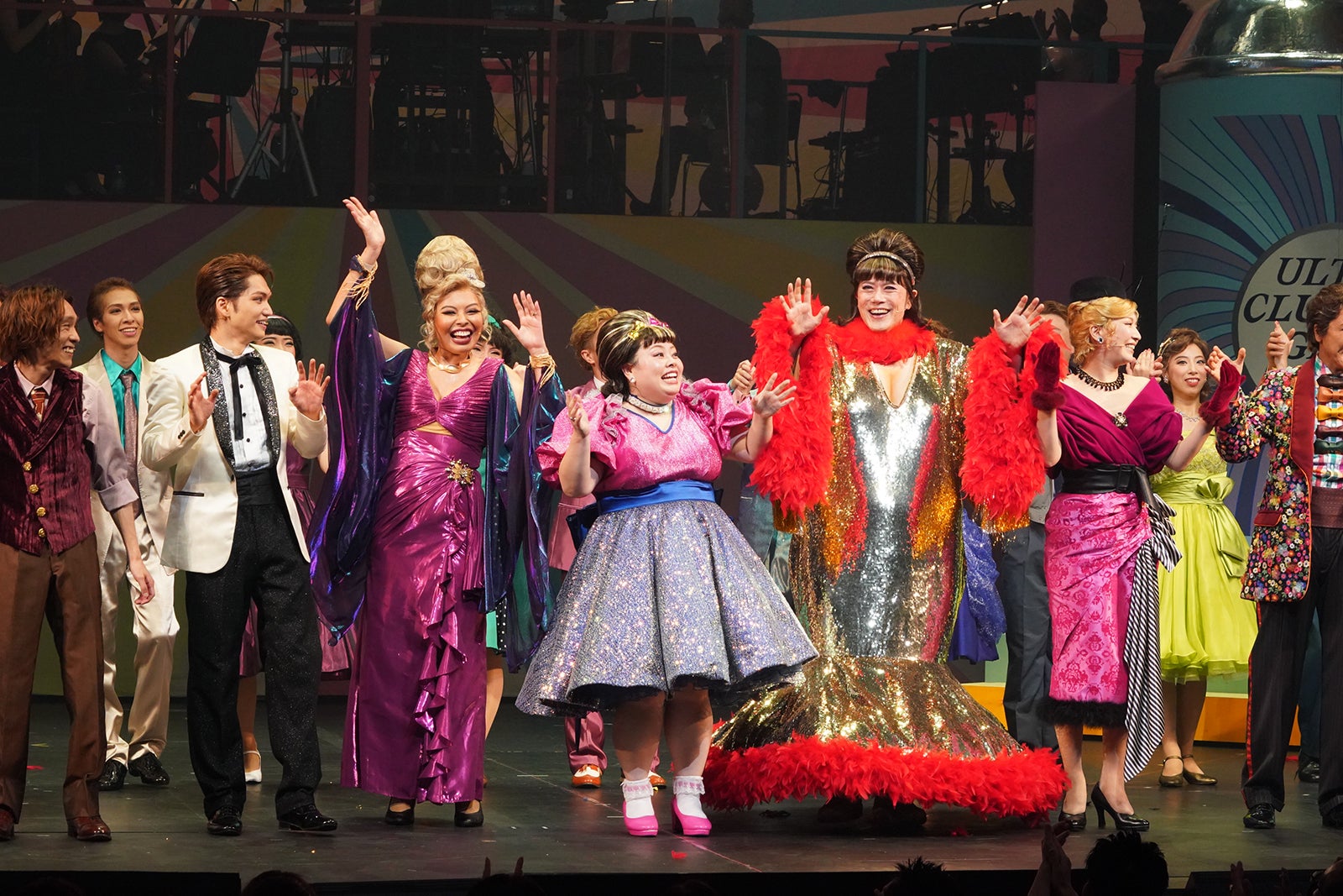 舞台「ヘアスプレー」カーテンコールより（提供写真）