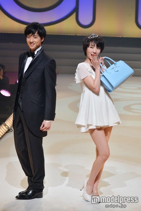 （左より）渡部秀、波瑠