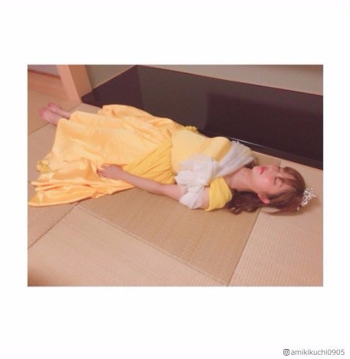 菊地亜美の斬新な寝姿にファン困惑「王子様待ちってこと？」