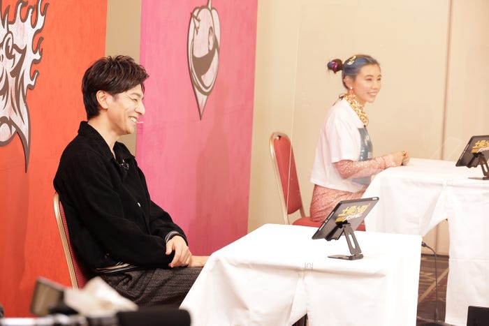 生田斗真、仲里依紗「みんな一緒に!バッチ来ーーい!!!『土竜の唄 FINAL』完成直前SP祭り」(C)2021「土竜の唄」製作委員会