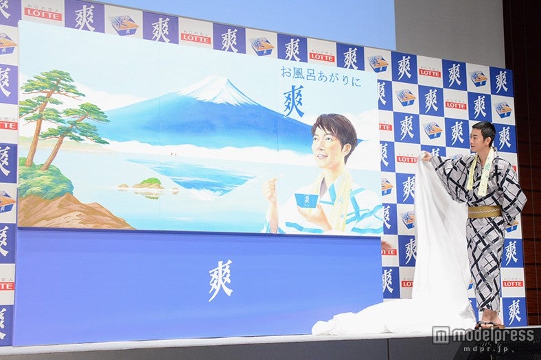 似顔絵入り銭湯絵をサプライズ披露／佐藤健