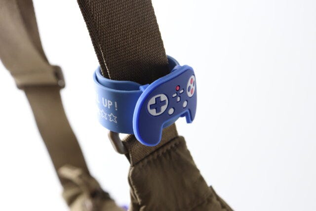 ダイソー　虫よけパッチンバンド（ゲーム機）　ベルト　モチーフ　使用例　バッグ