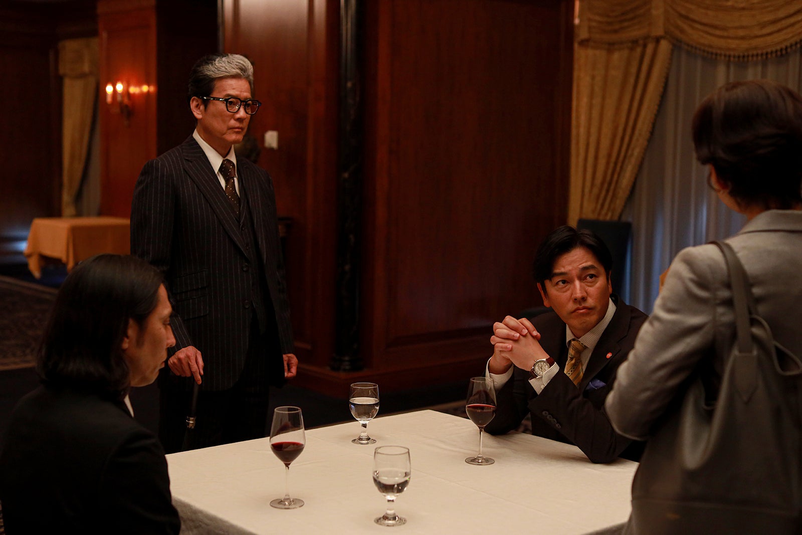 唐沢寿明、要潤「プライベートバンカー」第1話（C）テレビ朝日