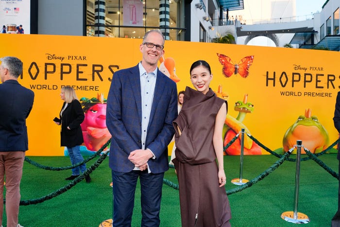 (左)ピートドクター、(右)芳根京子(C)2026 Disney/Pixar. All Rights Reserved.