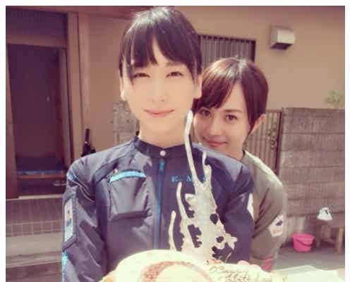 比嘉愛未、新垣結衣の誕生日をコード・ブルーチームで祝福 美女2ショットに歓喜の声