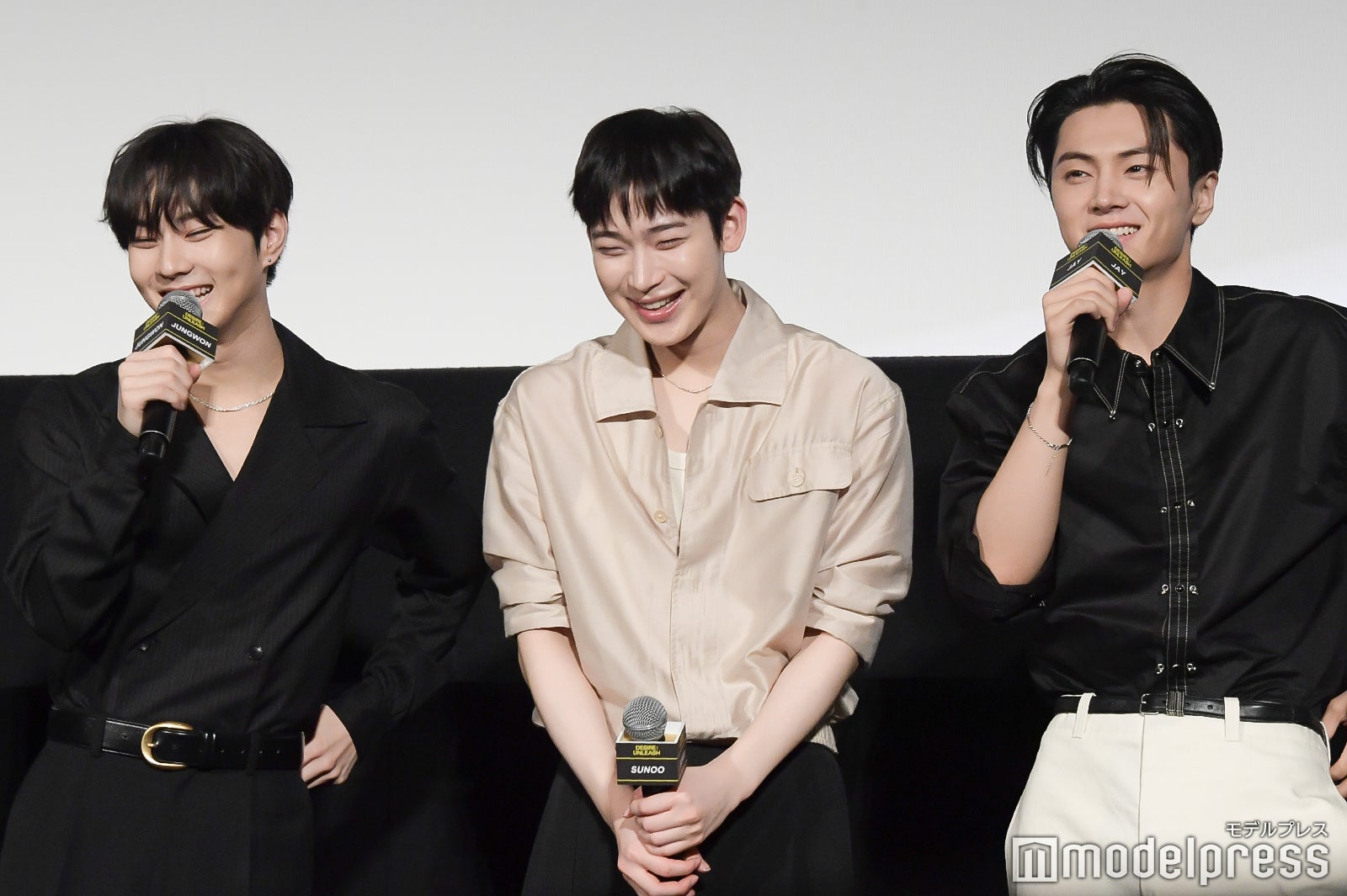 笑顔を浮かべるJUNGWON（ジョンウォン）、SUNOO（ソヌ）、JAY（ジェイ）（C）モデルプレス