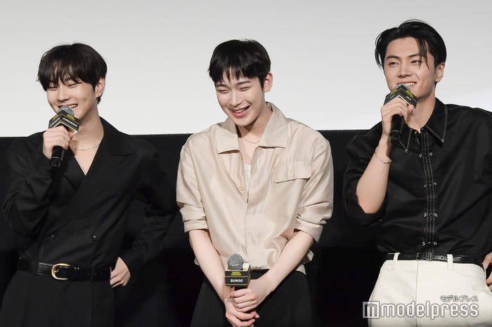 笑顔を浮かべるJUNGWON(ジョンウォン)、SUNOO(ソヌ)、JAY(ジェイ)(C)モデルプレス