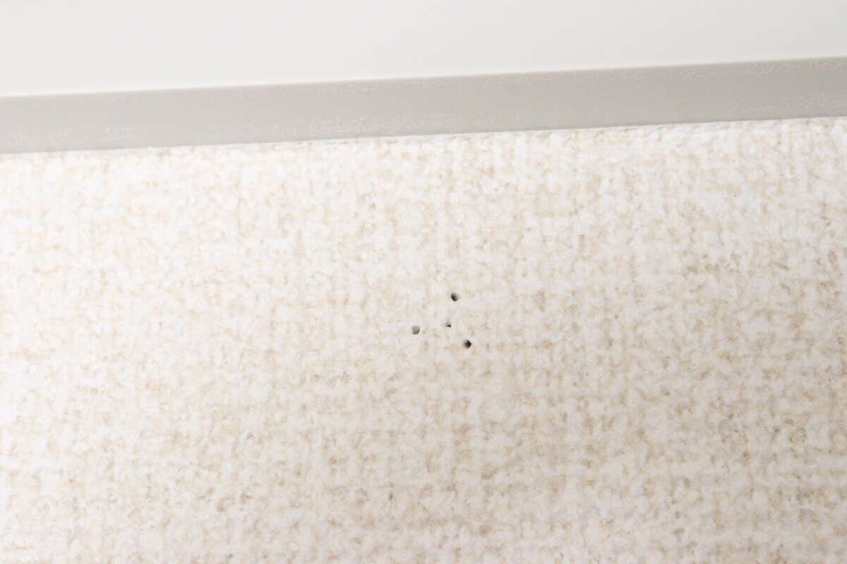 ダイソーの壁面に取り付けできるネジ型ピンのトゲの跡