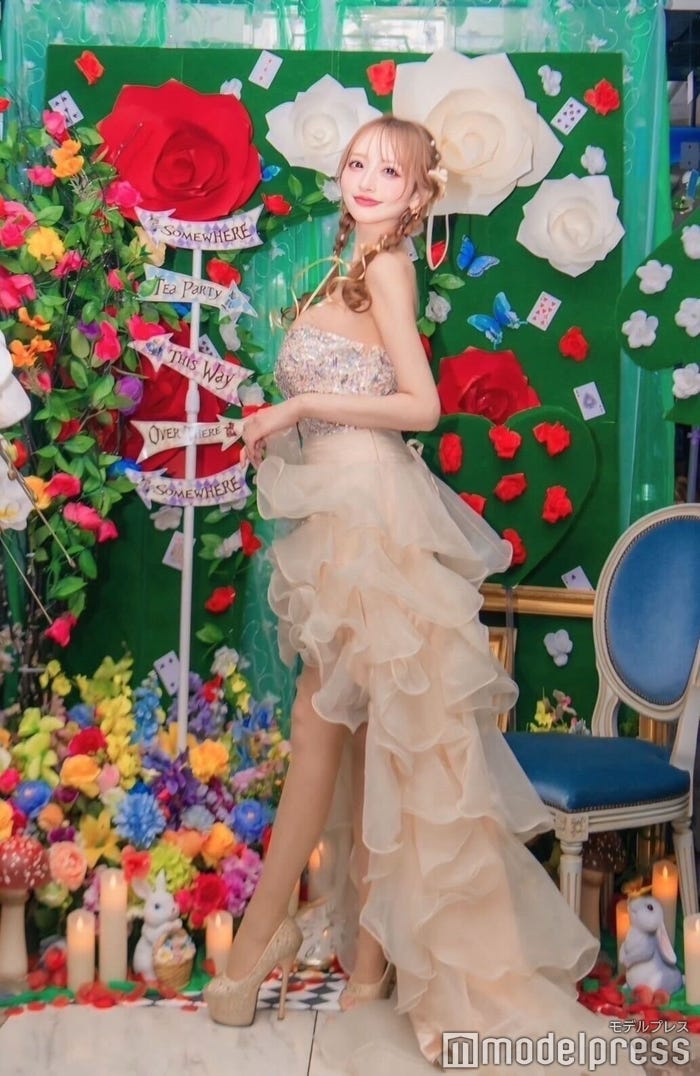 美しい脚を輝かせた楓(C)モデルプレス